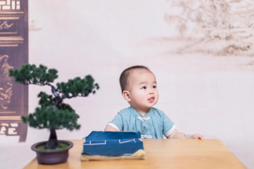 射洪怀孕肚子中间凹两边凸